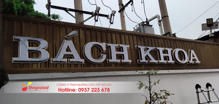 bảng hiệu viền inox mặt mica