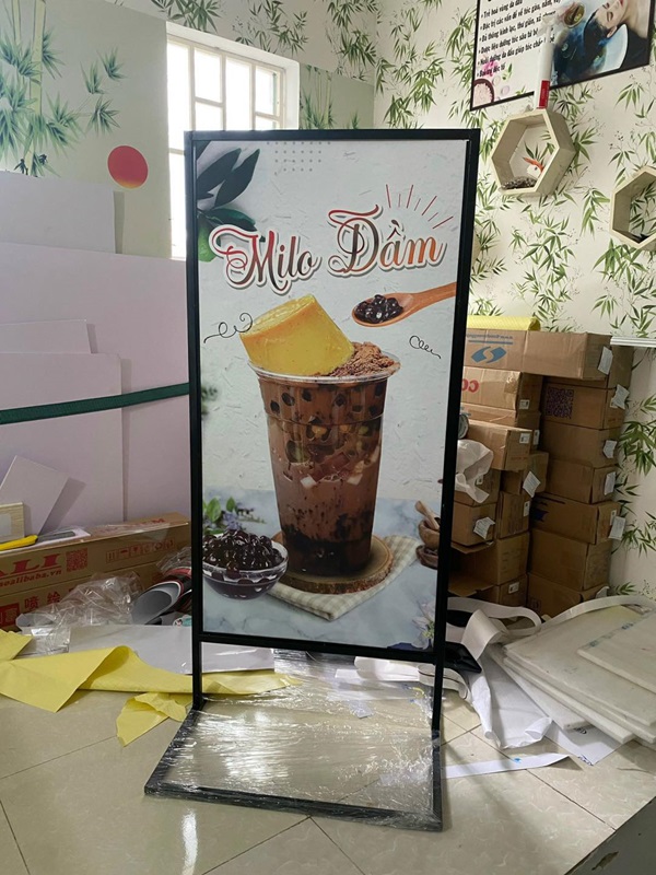 standee chân sắt