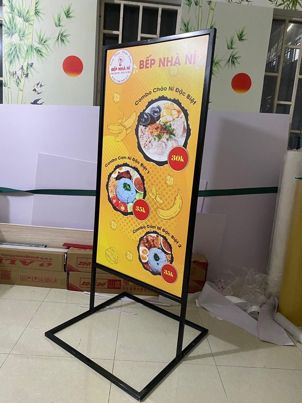 standee chân sắt