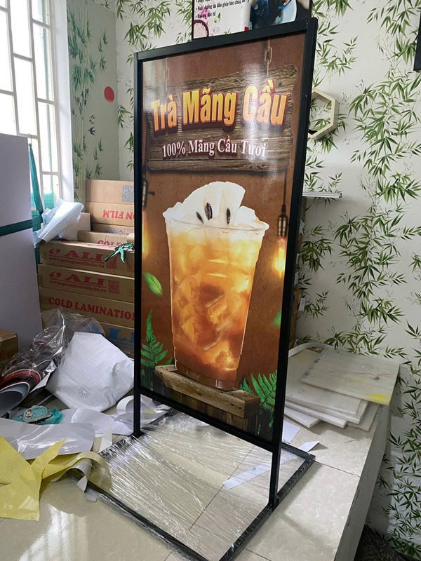 standee khung sắt